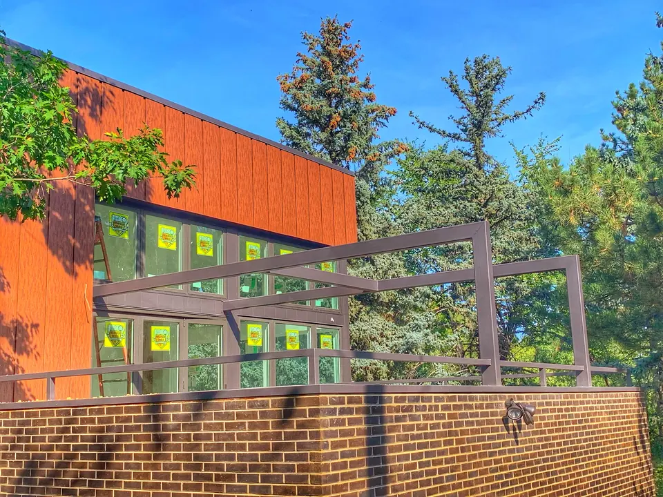 Steel guardrail along the top of a brick commercial building